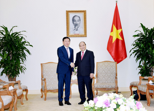 작년 말 신동빈 롯데그룹 회장(왼쪽)이 베트남 하노이에 있는 총리공관에서 응우옌 쑤언 푹 베트남 총리를 만나고 있다. <롯데그룹 제공>